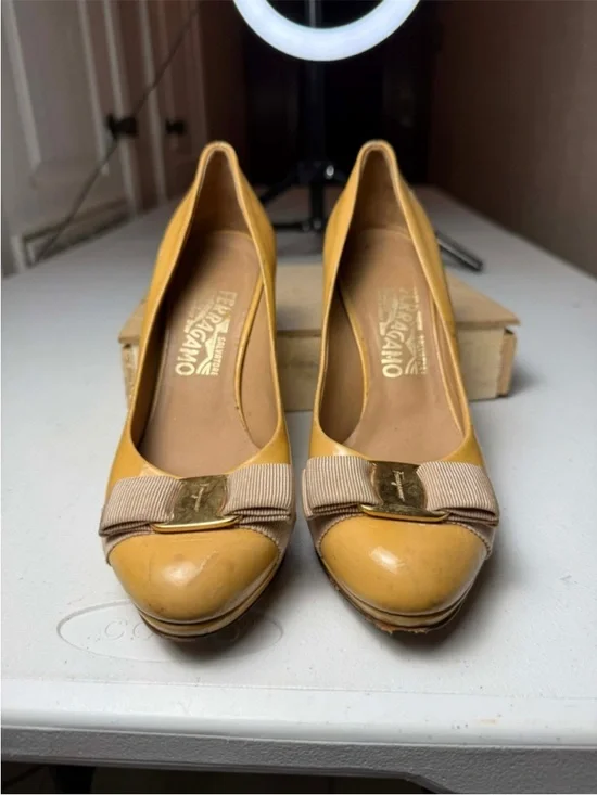 Salvatore Ferragamo Yellow
Patent Vara
Bow Peep Toe Platform Pumps Sz
6.5 - Picture 3 of 13